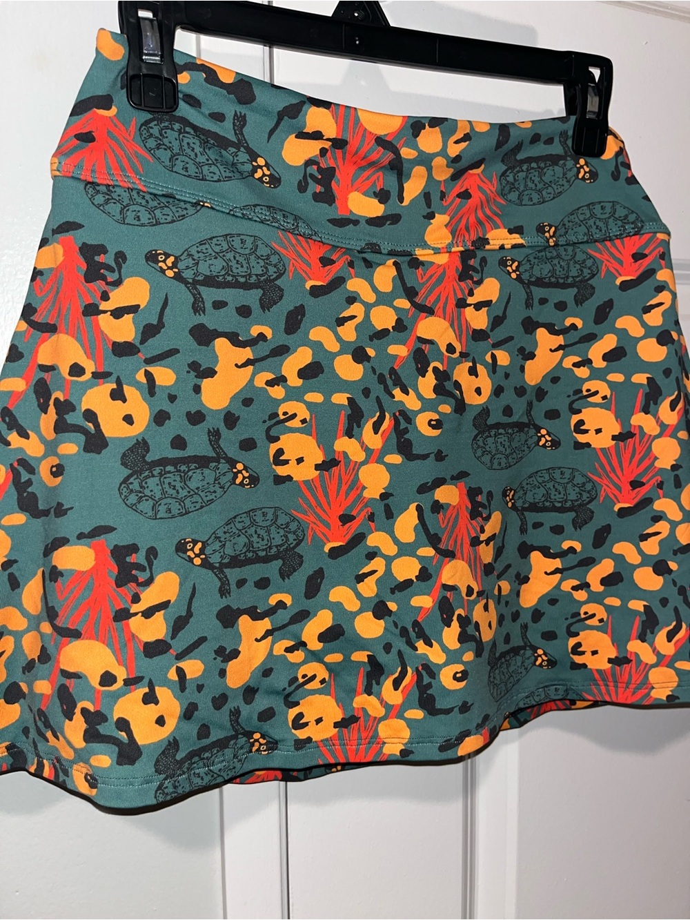 Dona Jo Vibrant Green Tropical Turtle and Leaf Print Skort - Picture 2 of 2